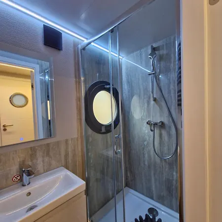 船上ホテル Hausboot Fjord Cumulus Solarboot Mit Biosauna In Wendtorf